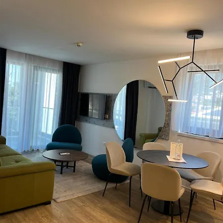 Apartment Modern With Pool Makarska