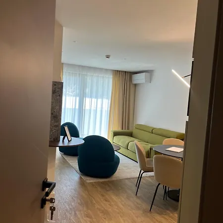 Modern With Pool Apartment *